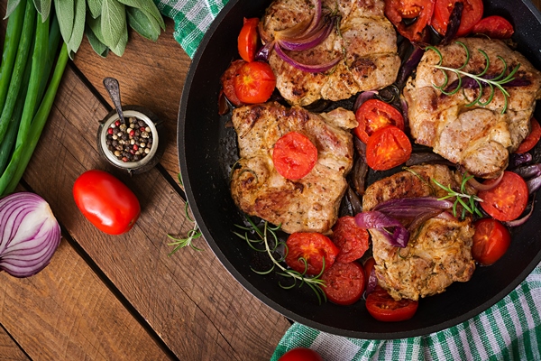 Отбивные со сладким перцем juicy pork steak with rosemary tomatoes pan - Отбивные со сладким перцем