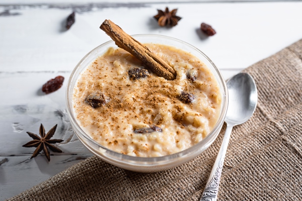 Рисовая каша с мёдом, изюмом и орехами без масла peruvian dessert rice with milk cinnamon sweet - Рисовая каша с мёдом, изюмом и орехами без масла