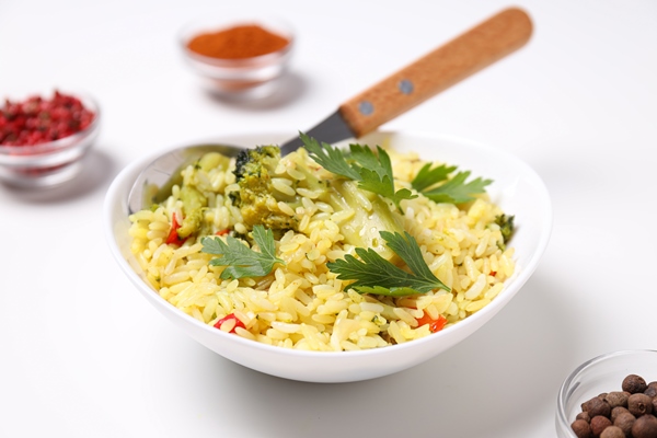 pilaf bowl spices spoon white background close up - Рис по-венгерски