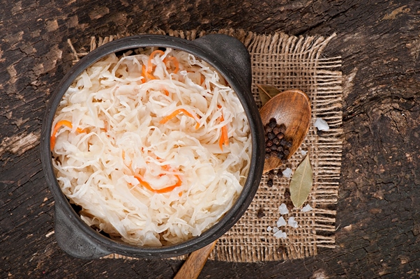 sauerkraut with carrot wooden bowl 1 1 - Квашеная капуста в собственном соку