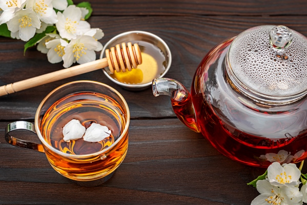 steamed glass teapot elegant cup with tea petals honey dipper - Чай чёрный с перцем и мёдом