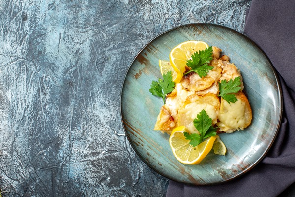 top view chicken with cheese plate grey table copy place - Рыба в сметане с картофелем в горшочке