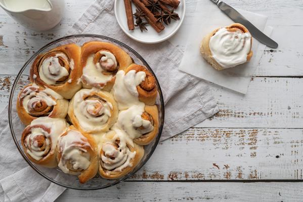 cinnamon rolls with cream top view - Постные булочки с корицей