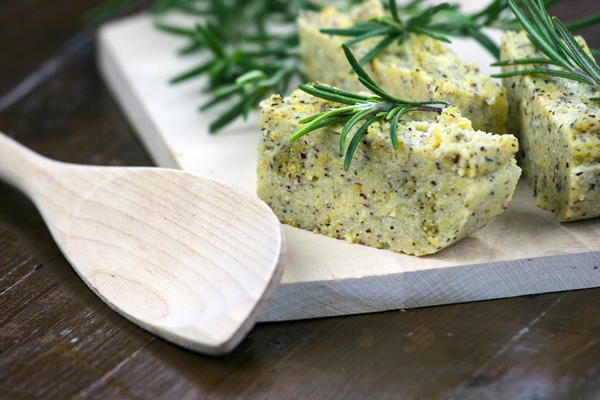 Постный гороховый сыр с травами на ржаной закваске close up baked food wooden cutting board - Постный гороховый сыр с травами на ржаной закваске