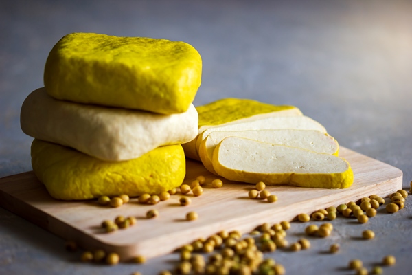 close up burger cutting board - Постный гороховый сыр