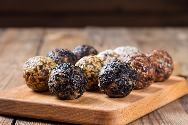 Постные чечевичные конфеты close up cupcakes cutting board - Постные чечевичные конфеты