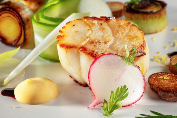 Маринованная редька на гриле close up served food plate - Маринованная редька на гриле