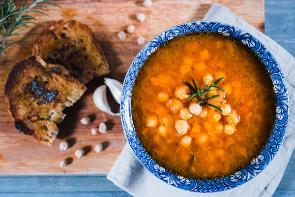 Постный суп из нута closeup shot traditional italian chickpea soup with rosemary bread - Постный суп из нута