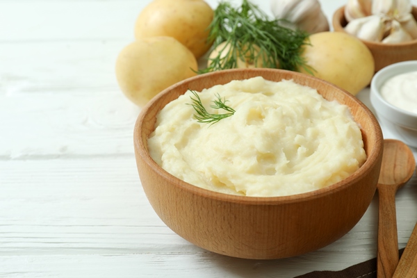 Как приготовить вкусное пюре из остывшего картофеля concept tasty eating with mashed potatoes white wooden table - Как приготовить вкусное пюре из остывшего картофеля