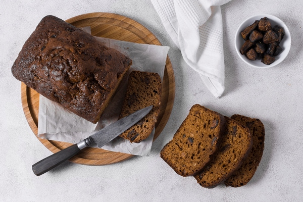delicious sweet bread wooden board with knife - Постный пирог на компоте