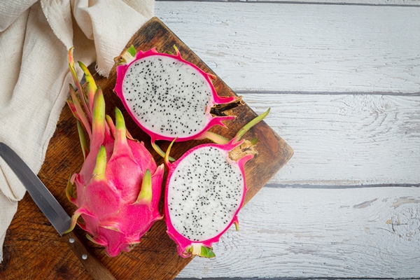 Питахайя (питайя) dragon fruit old wood background - Питахайя (питайя)