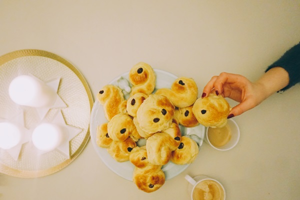 Жаворонки золотистые high angel view hand holding saffron bun - Жаворонки золотистые