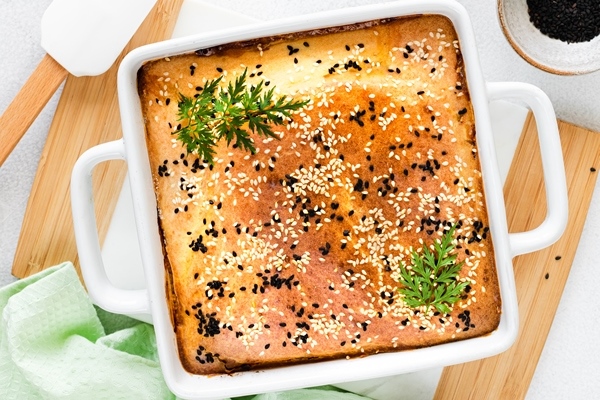 Постный заливной пирог с грибами homemade closed pie with vegetables white concrete background - Постный заливной пирог с грибами