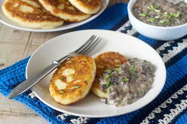 Постные картофельные котлеты с грибным соусом по-яснополянски potato cutlets pancakes with mushroom sauce green onions rustic style - Постные картофельные котлеты с грибным соусом по-яснополянски