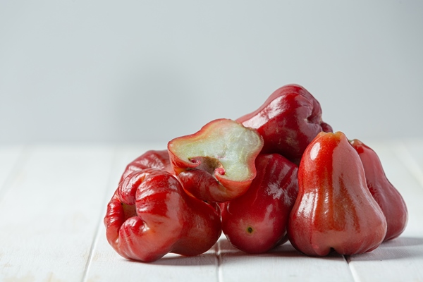 Розовое яблоко rose apple white wooden surface - Розовое яблоко