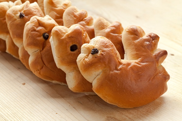 Жаворонки ржаные дрожжевые row traditional palm sunday rolls - Жаворонки ржаные дрожжевые
