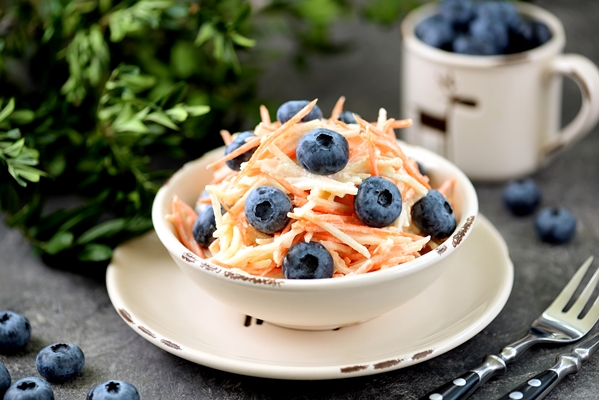 salad with apple carrot blueberry and yoghurt dressing - Салат из моркови, яблок и изюма