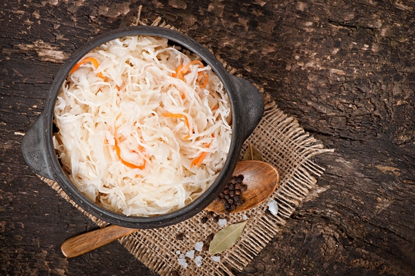 Окрошка из кислой капусты (сухоядение) sauerkraut with carrot wooden bowl - Окрошка из кислой капусты (сухоядение)