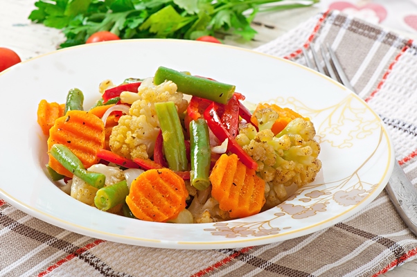 Припускание разных продуктов steamed vegetables cauliflower green beans carrots onions - Припускание разных продуктов