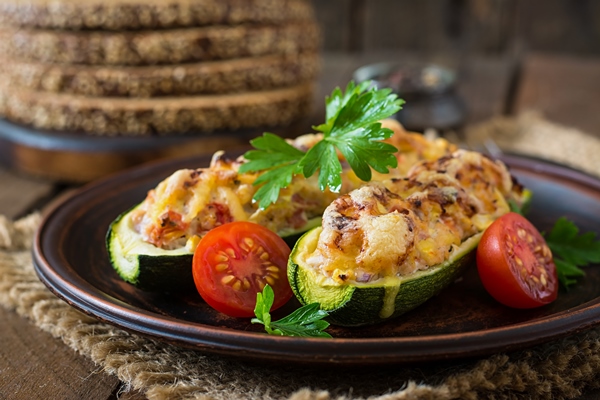 stuffed zucchini with chicken tomatoes onion with cheese crust - Огурцы, фаршированные грибами