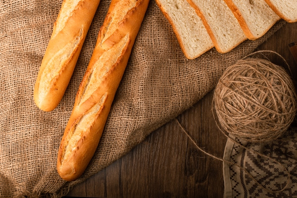 Домашний пшеничный хлеб без масла tasty baguette with slices white bread - Домашний пшеничный хлеб без масла