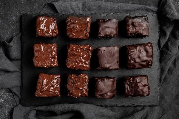 Постная шоколадная помадка top view chocolate cake pieces - Постная шоколадная помадка