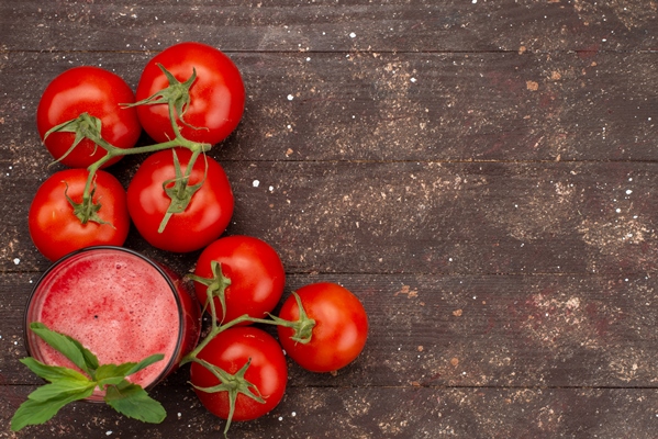 Напиток постный "Рассольник" top view fresh tomatoe juice with leaf fresh whole red tomatoes brown - Напиток постный "Рассольник"