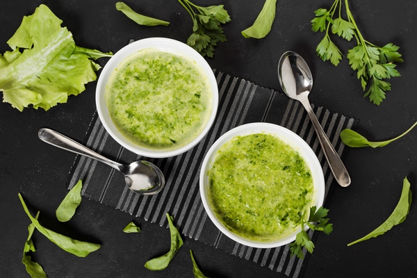 top view soup bowls with parsley - Постная ботвинья из огородной зелени
