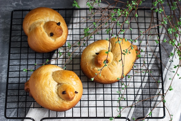 Жаворонки из заварного дрожжевого теста traditional spring bird shaped lean buns coated with sweet syrup 1 - Жаворонки из заварного дрожжевого теста