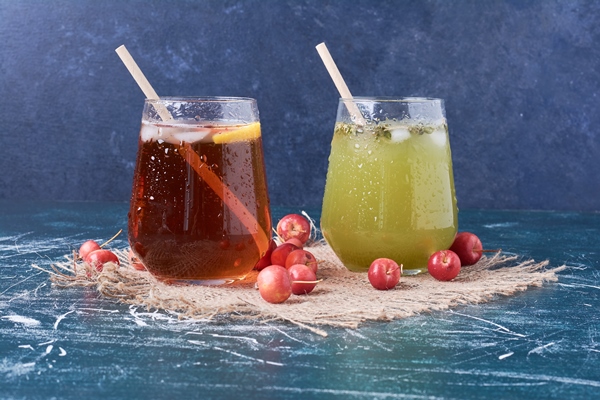 Прохладительные напитки cherries with cup drink blue - Прохладительные напитки