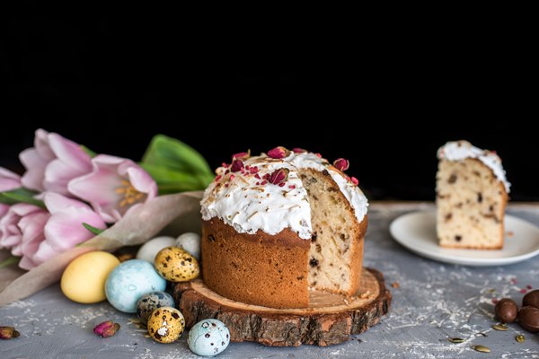 close up cake table against black background - Глазурь для куличей на любой вкус