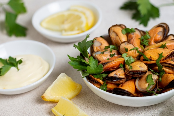 Мидии с горчичным соусом close up delicious mussels with parsley - Мидии с горчичным соусом
