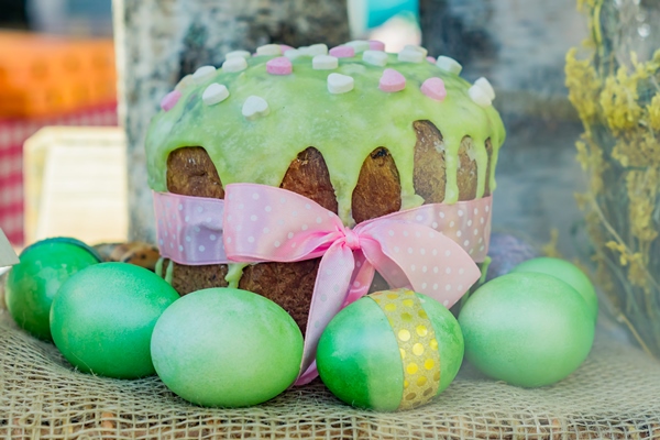 Фисташковый кулич с кремом close up easter cake with glaze green colored eggs - Фисташковый кулич с кремом