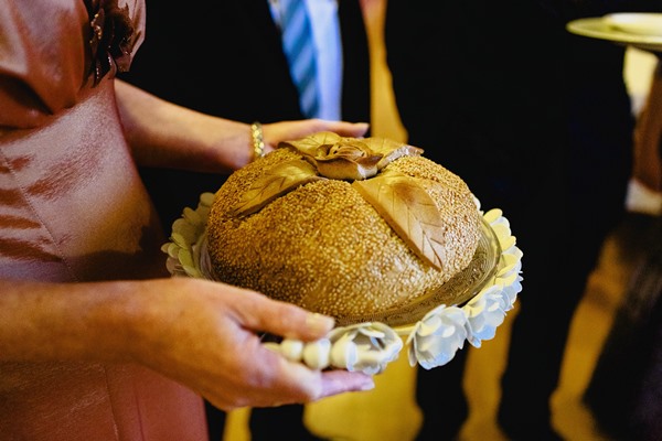 close up man holding ice cream - Свадебный каравай на кефире