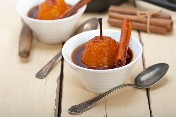 Фрукты в сиропе close up poached pears bowls table - Фрукты в сиропе
