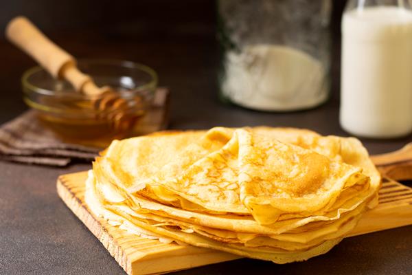 delicious winter crepe dessert front view - Постные блинцы на овсяном молоке
