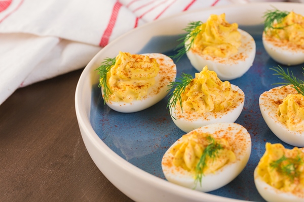 deviled eggs garnished with fresh dill - Фаршированные яйца классические