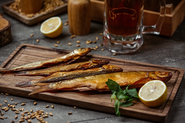 dried smoked fish served with lemon wooden board beer night - Судак копчёный по-домашнему