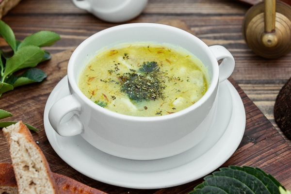 Овощной суп с миндальным молоком по-французски dushbara dumpling soup served with bread wooden table - Овощной суп с миндальным молоком по-французски