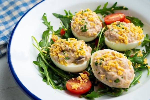 eggs stuffed with tuna mayonnaise - Яйца, фаршированные сельдью