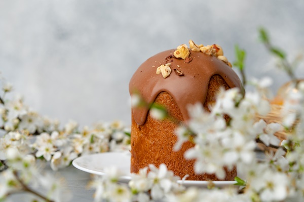 ester cake with chocolate topping nuts gray background - Творожные куличи с шоколадной глазурью