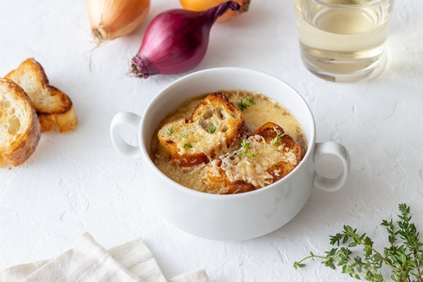 french onion soup with toasts cheese french cuisine vegetarian food - Луковый суп