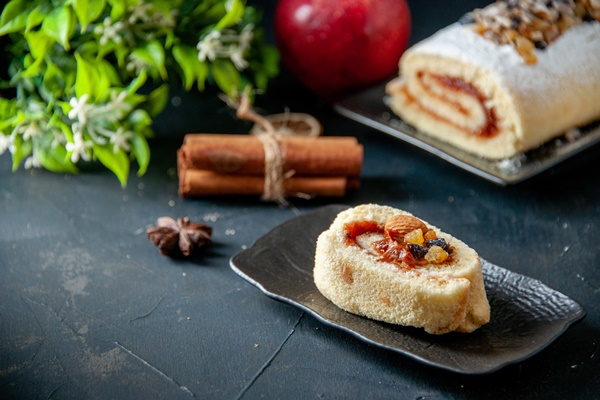 Бисквитный рулет с тёртыми яблоками front view delicious biscuit roll dark background tea sweet biscuit cookie cake pie dessert sugar - Бисквитный рулет с тёртыми яблоками