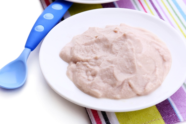 Пюре из индейки для детей до 1 года meat paste infant feeding plate color napkin isolated white - Пюре из индейки для детей до 1 года