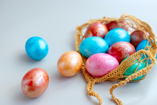 multi colored eggs knitted bag - Окраска пасхальных яиц пищевыми красителями