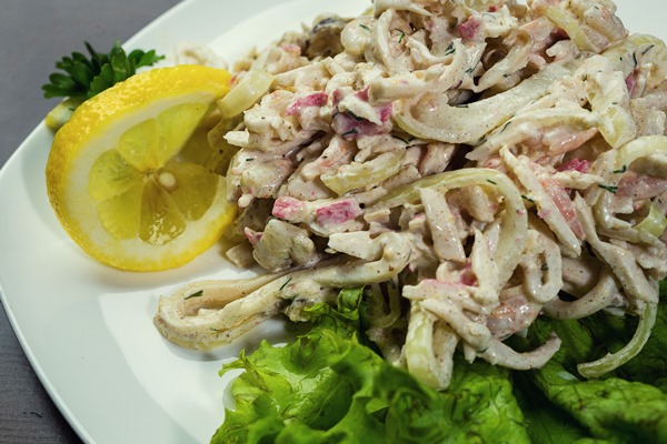 Салат из квашеной капусты с кальмарами seafood mixed salad squid with onions plate - Салат из квашеной капусты с кальмарами