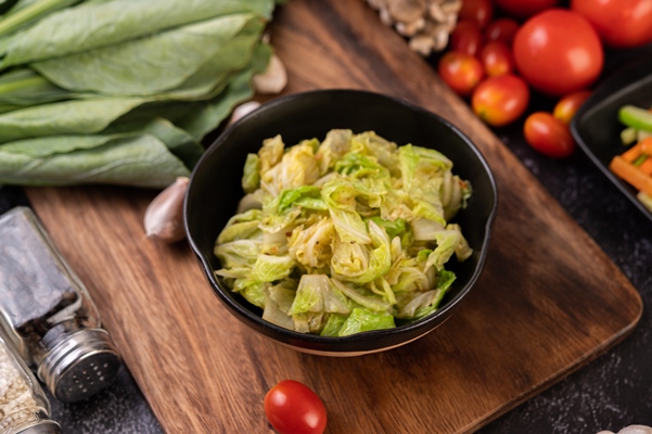 stir white cabbage with oyster sauce black plate - Тушёная савойская капуста с растительным молоком