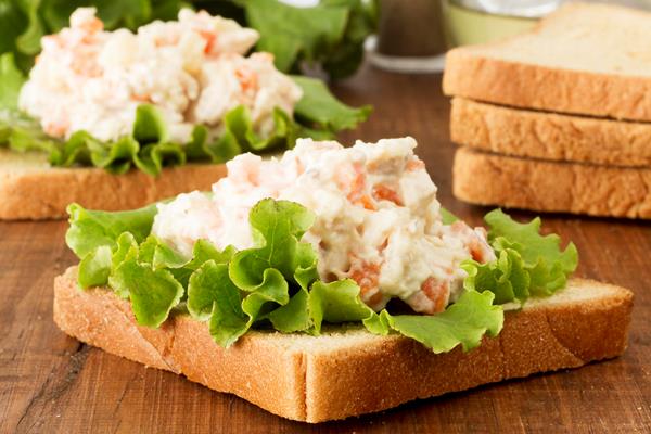 toast with salad cheese cream - Рыбный паштет с помидорами