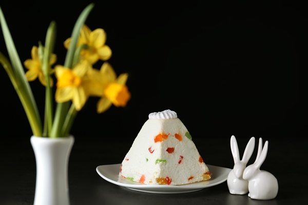 Пасха с мармеладом traditional curd easter cake with candied fruits black background - Пасха с мармеладом