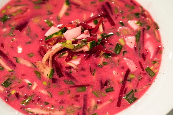 krupnyi plan masa na tarelke - Холодник свекольный с редькой